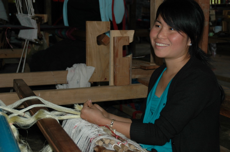 Master weaver werkt aan een zijden sjaal - Counting Flowers